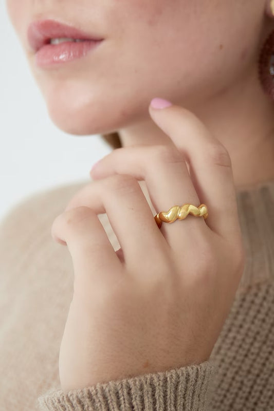 Hearts Around Ring Gold